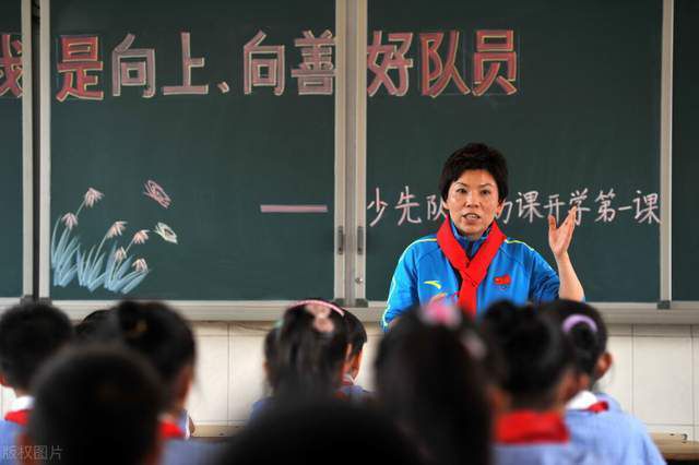 为了能够实现更加真实的效果，她向替身请教并完成了非常多高难度动作